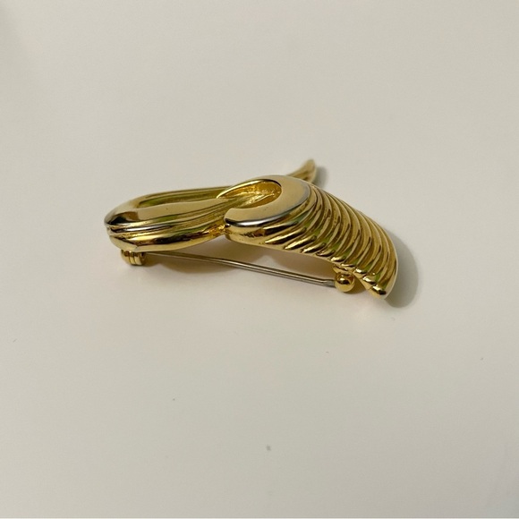 Golf Tone Swirl Ribbon Pin Brooch - Picture 6 of 15